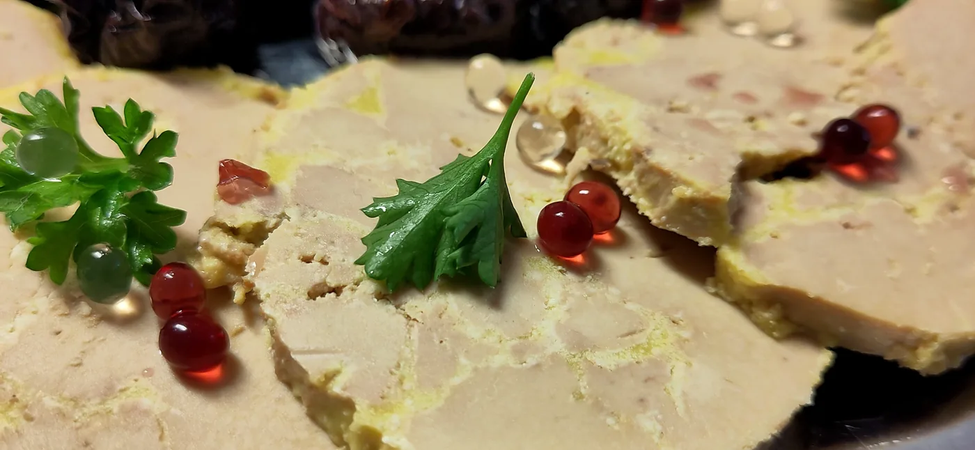 Tranches de foie gras décorées de Perles de Pineau rouges et blanches et de persil